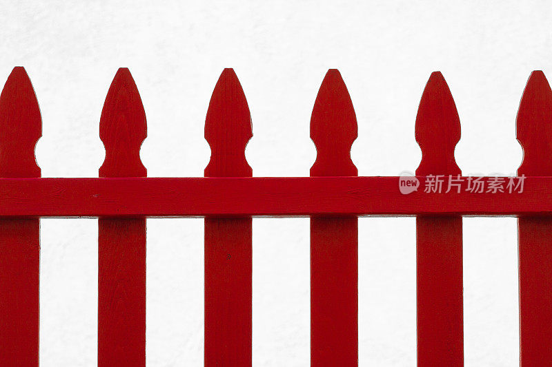 红色尖桩栅栏和白色背景
