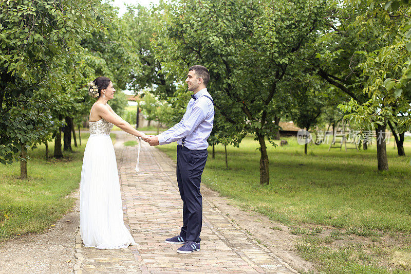 幸福的新婚夫妇手牵手