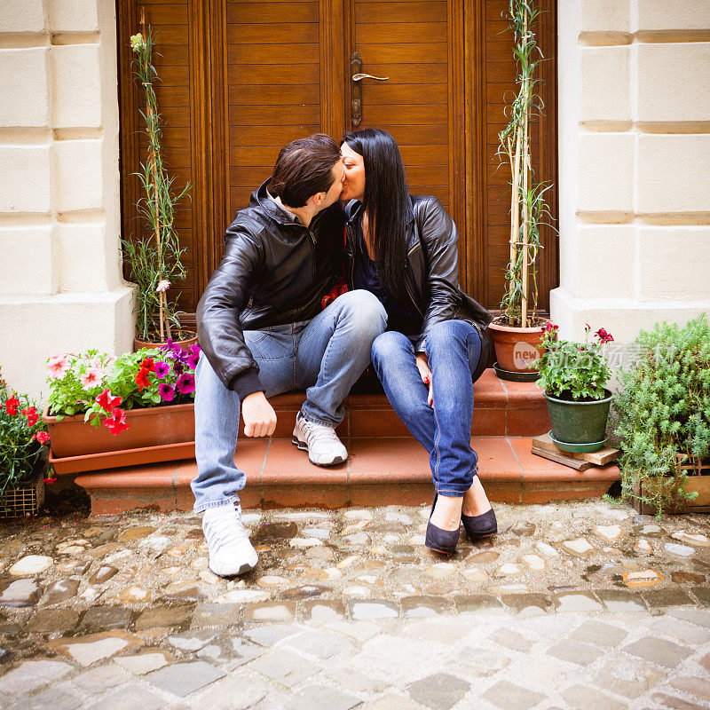 恋爱中的年轻情侣在第一次约会时接吻