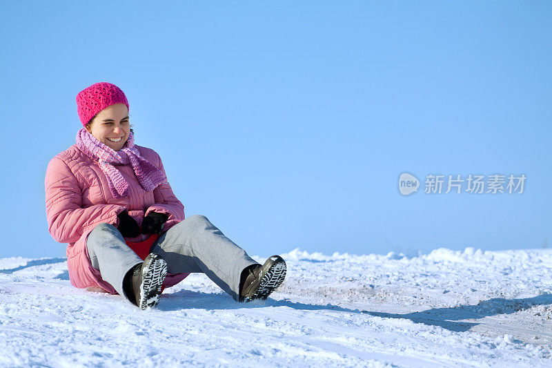 小孩子在雪里玩