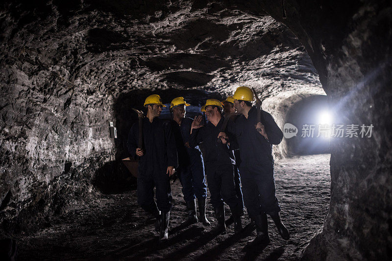 在矿井工作的一群矿工
