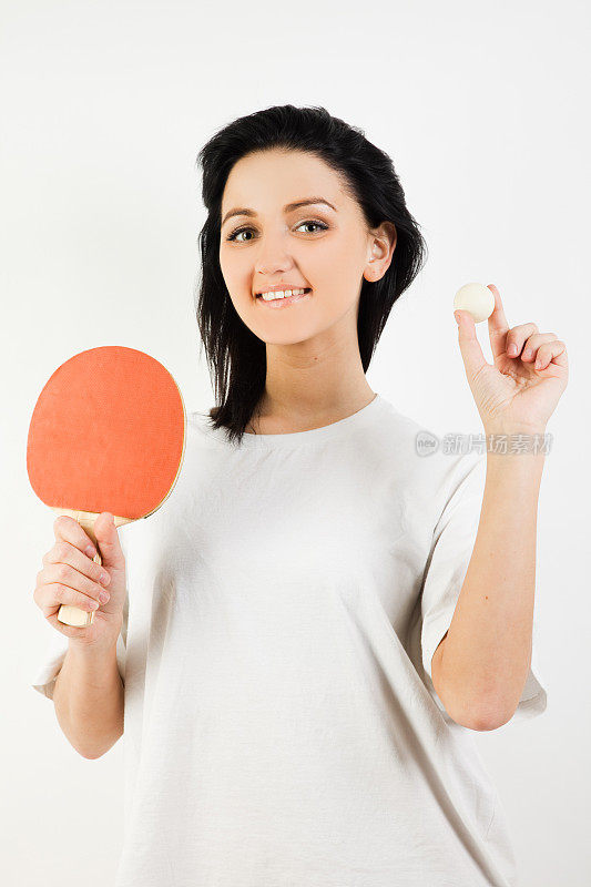 女人用乒乓球拍微笑着