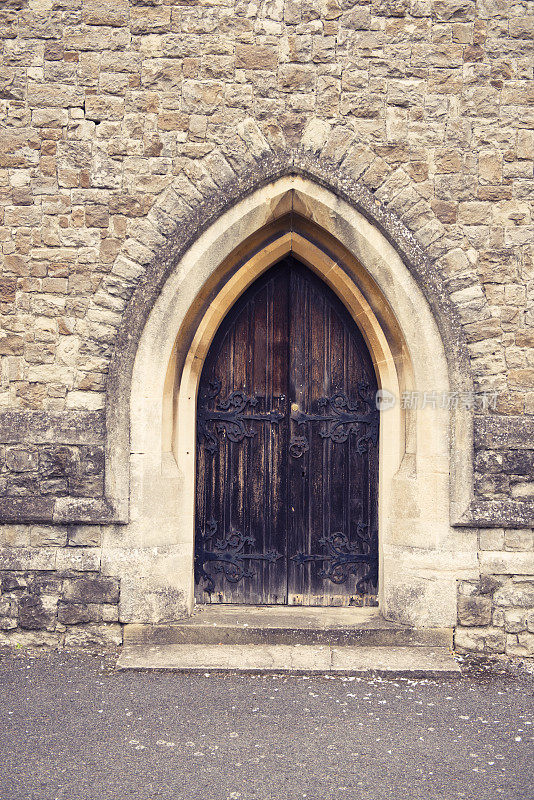 英国历史悠久的木制教堂入口