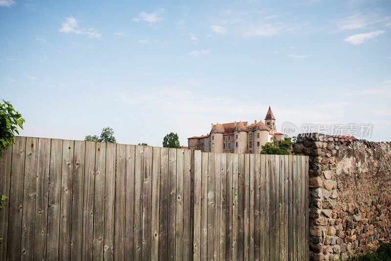 法国波米埃修道院，木栅栏上方