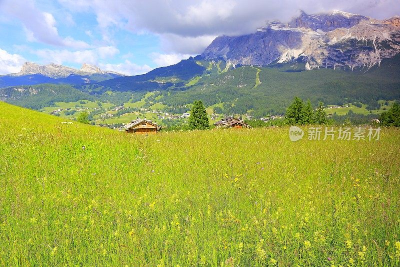 田园诗般的科尔蒂纳d'Ampezzo村庄城市景观全景和雄伟的白云石山脉，意大利泰洛阿尔卑斯山