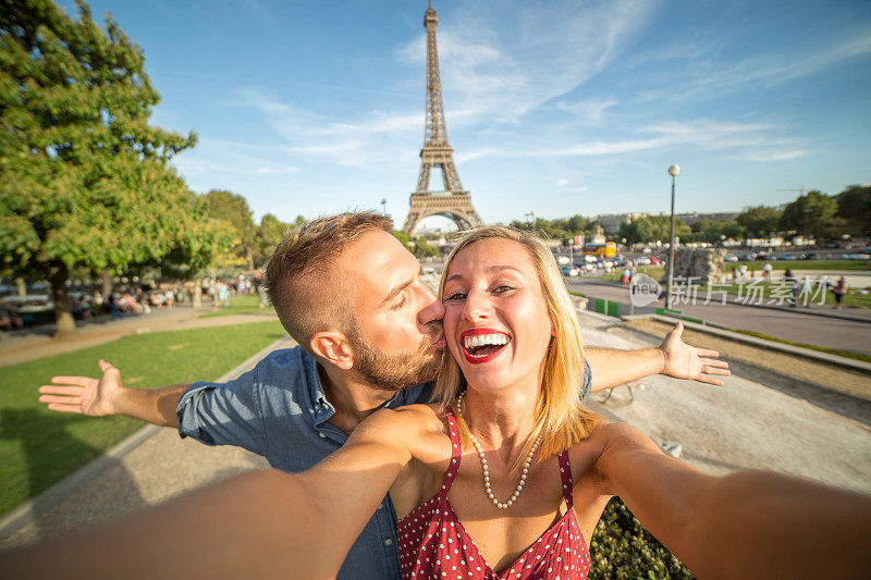 年轻夫妇在埃菲尔铁塔的自画像，巴黎