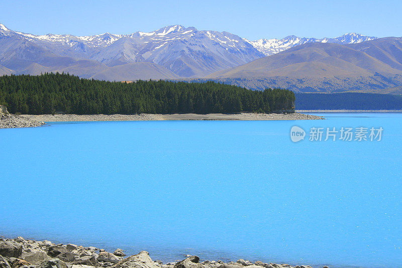 雄伟的库克山雪山山脉从蓝绿色的特卡波湖，坎特伯雷，田园诗般的新西兰南部