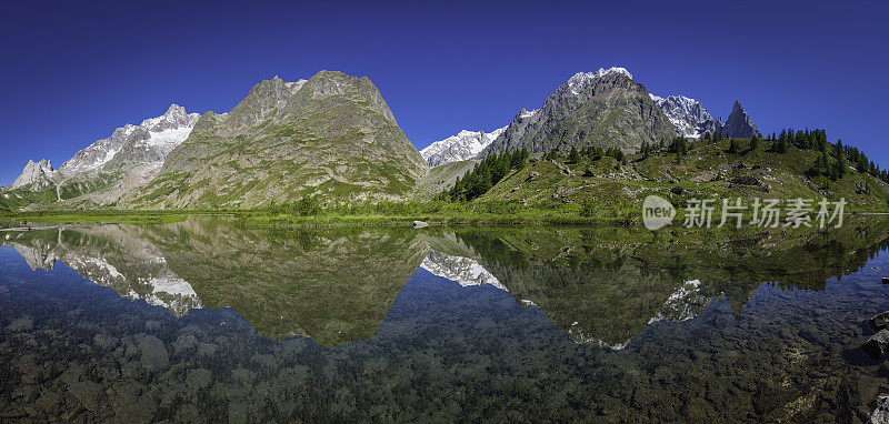 雪山岩石尖顶反射在完美的阿尔卑斯湖全景