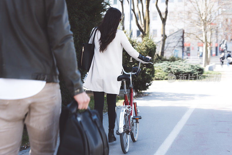 一个男孩在街上跟着他女朋友