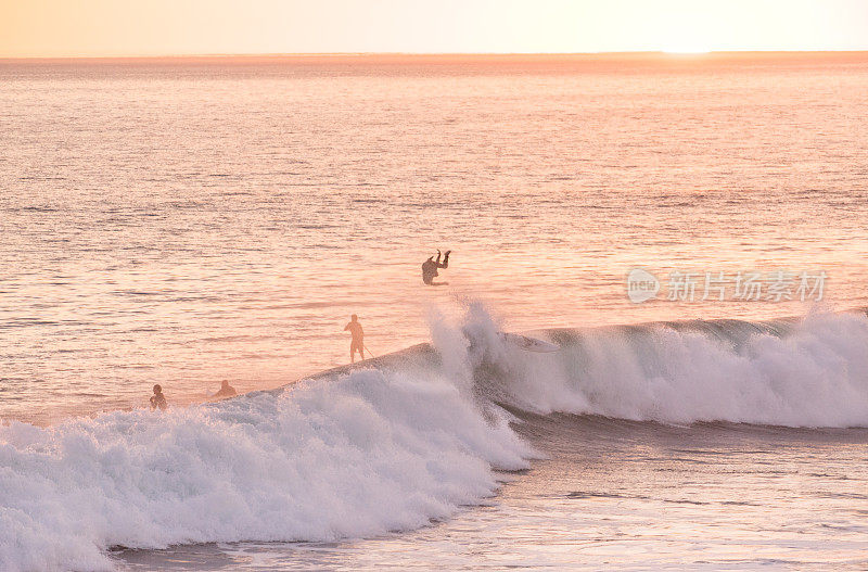 日落时分的加利福尼亚冲浪者
