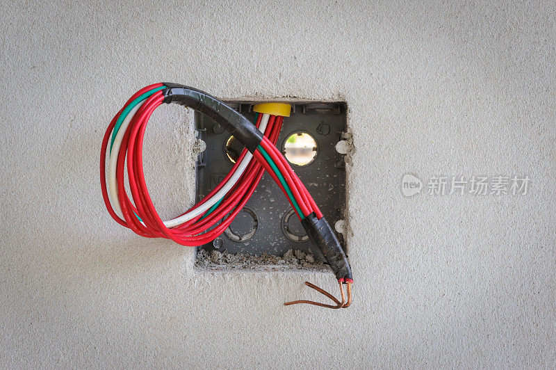 在建筑工地安装电源插座。