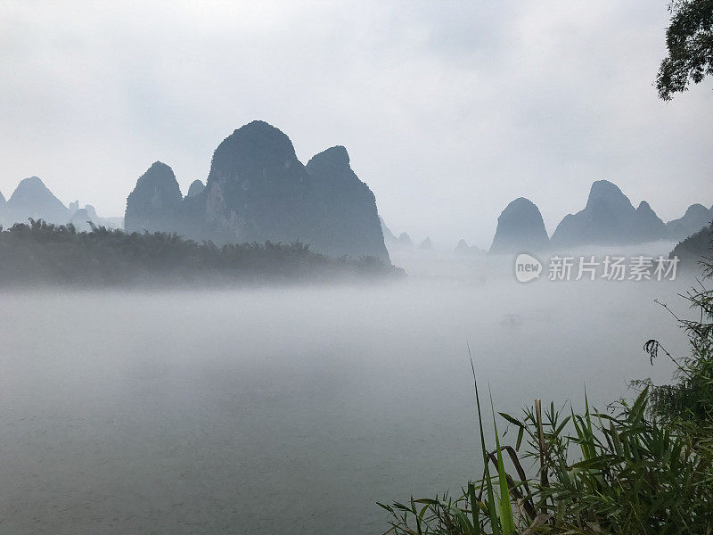 河床上绿草，河上雾