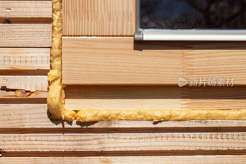 木质建筑上的泡沫窗保温。