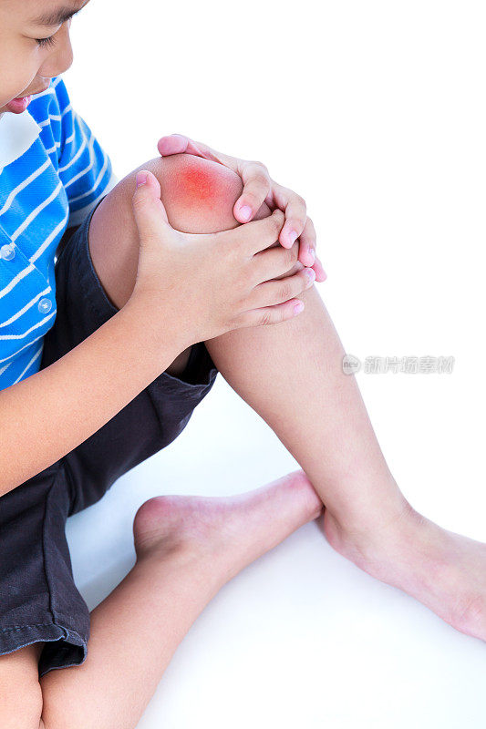 亚洲小孩膝盖受伤。孤立在白色背景上。