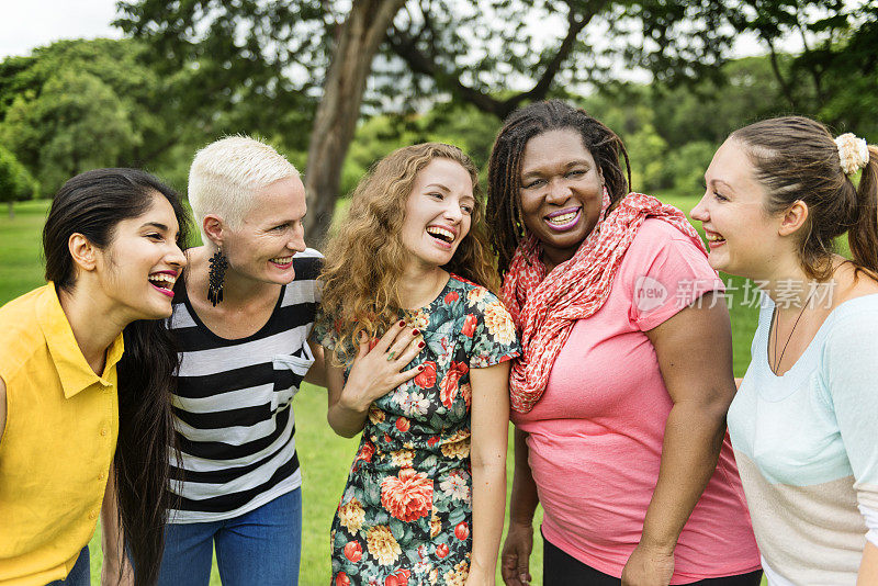 一组妇女社会化团队幸福概念