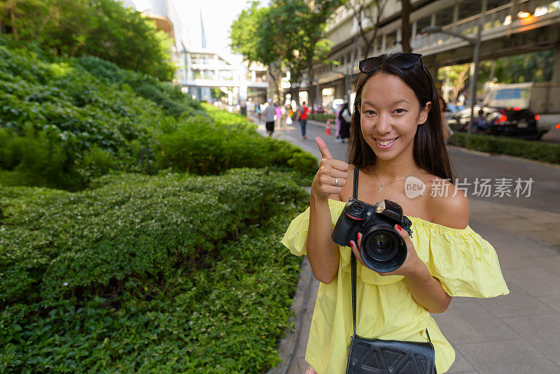 年轻美丽的多民族旅游女人的肖像享受生活在暹罗广场购物中心在泰国曼谷