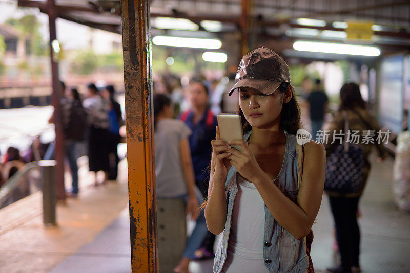 年轻美丽的亚洲女游客的肖像在水出租车站在泰国曼谷
