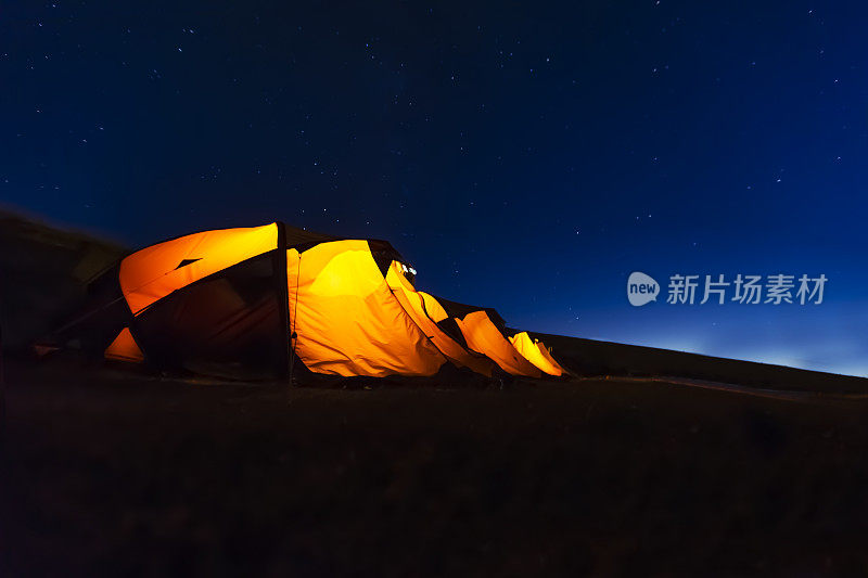 帐篷在夜空下闪闪发光