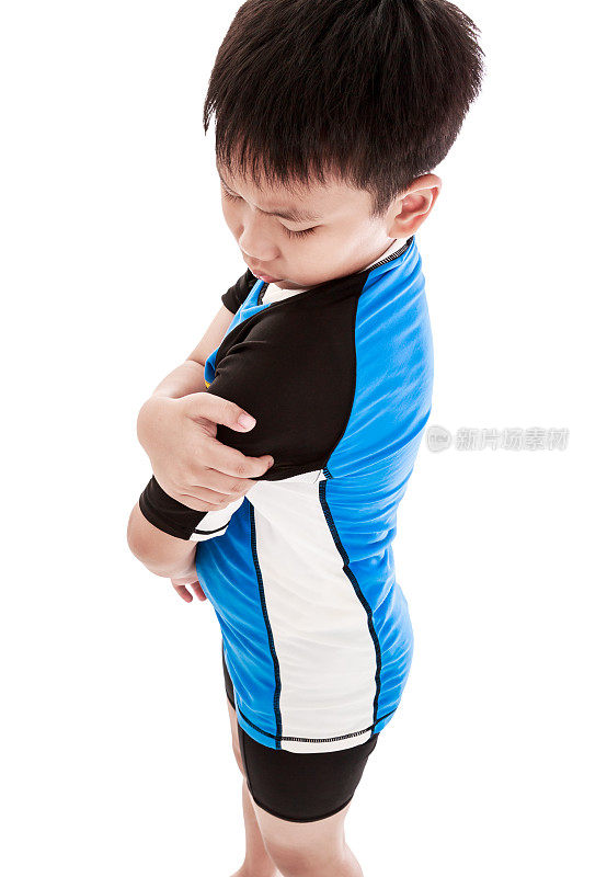 运动伤害。亚洲小孩肩膀受伤。孤立在白色背景上。