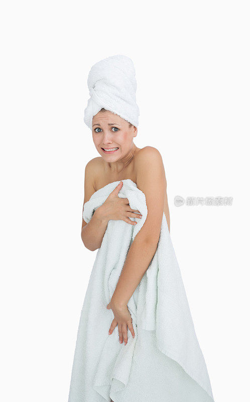 尴尬的女人用毛巾盖住自己的肖像