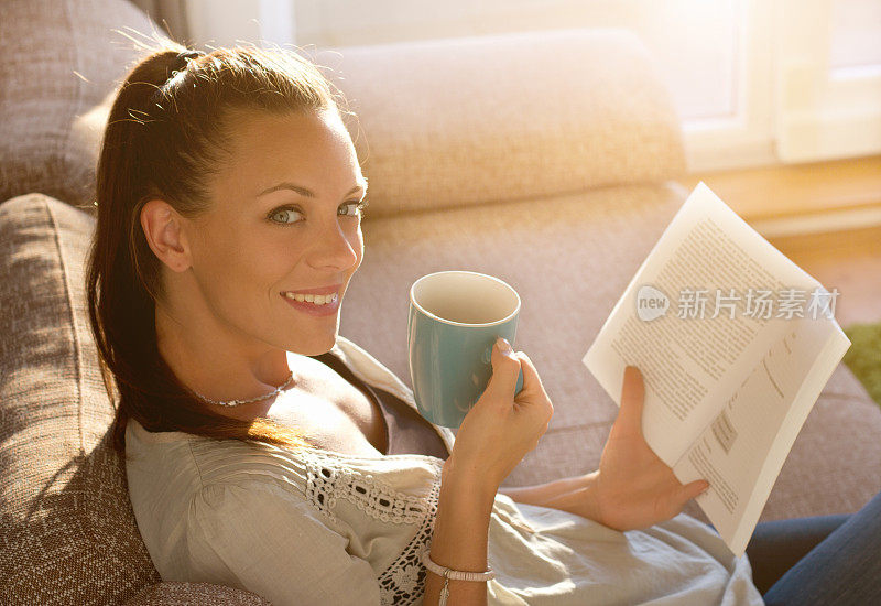 女人一边看书一边喝咖啡