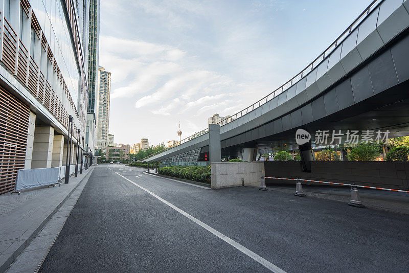 现代化的城市道路和建筑