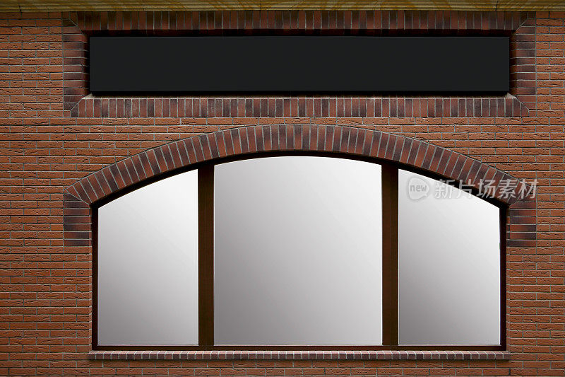 砖墙上的三段展示窗口。