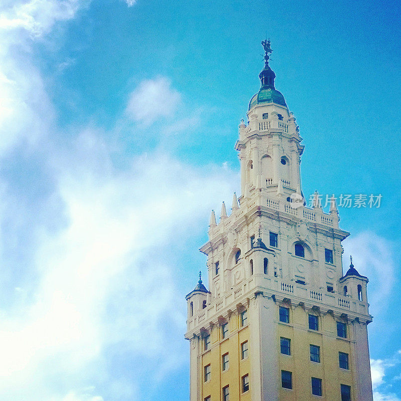 拥有蓝天白云的迈阿密自由塔建筑