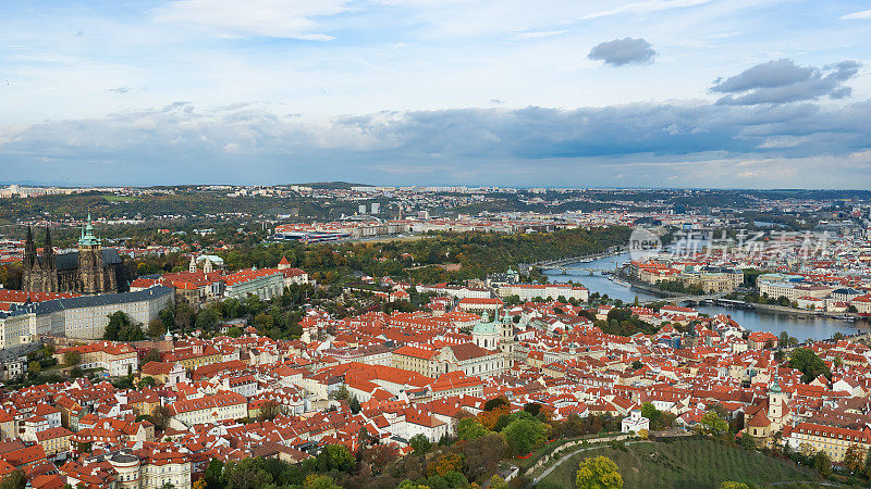 鸟瞰图与红色屋顶的老城在布拉格，捷克共和国。伏尔塔瓦河河。捷克共和国老城全景。