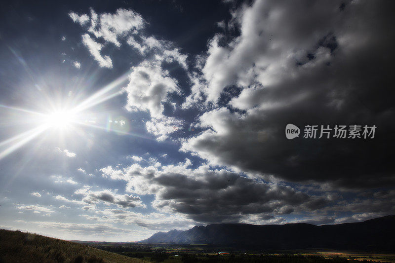 积雨云与太阳穿过，简短代码700031830