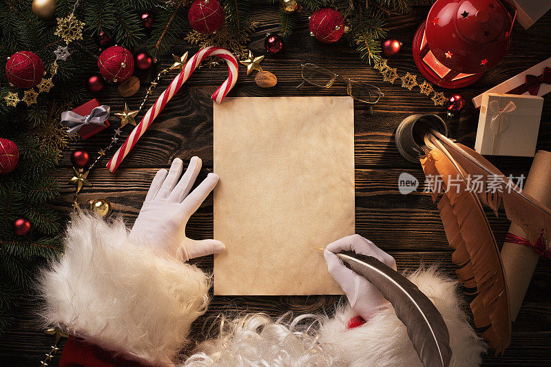 圣诞老人在木头桌子上写信
