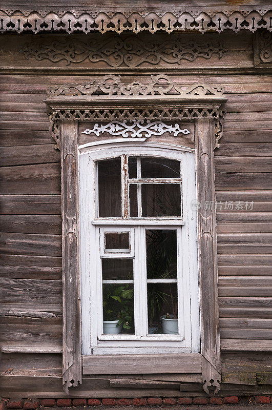 古老的俄罗斯木窗与元素装饰