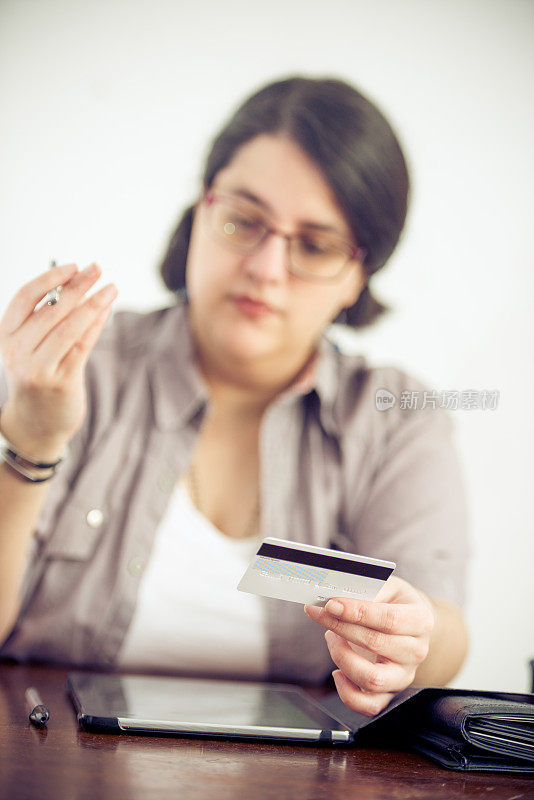 成年女性在家用信用卡在线支付