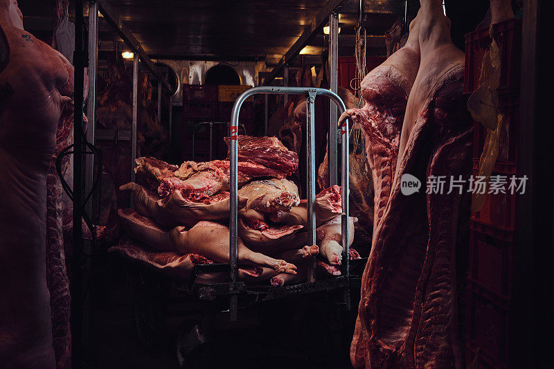 工厂仓库中的猪肉。