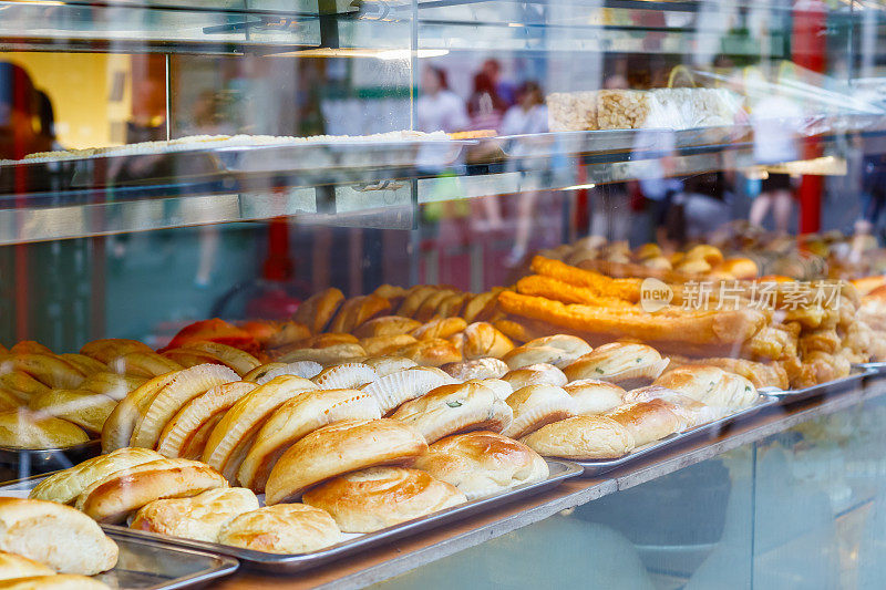 伦敦唐人街一家面包店里展示的中国面包和糕点