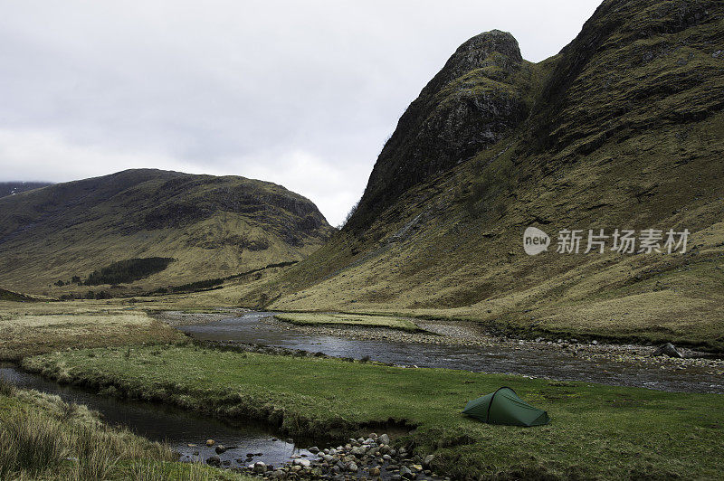 在苏格兰的一个峡谷中搭起的小帐篷