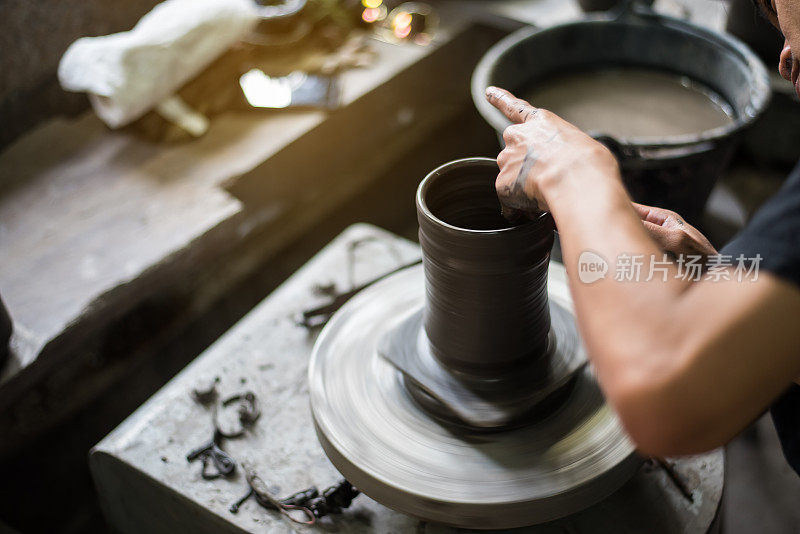 陶工用手塑造软粘土制成陶罐