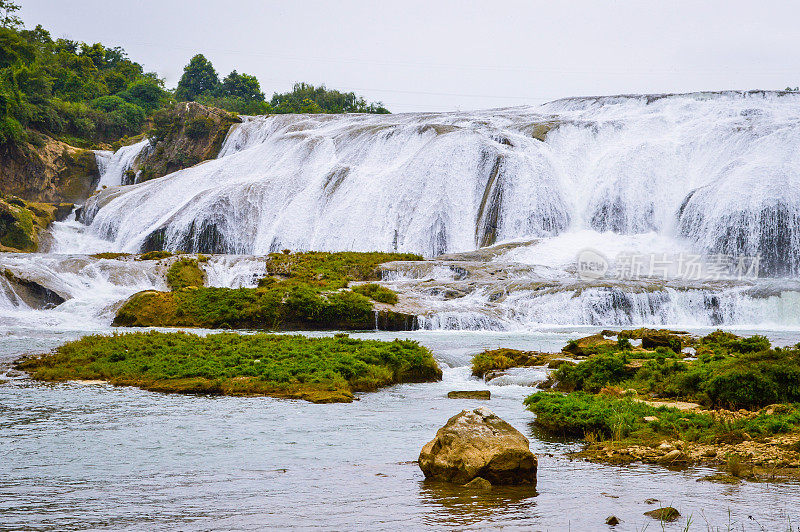 中国贵州土坡塘瀑布位于黄果树风景公园内