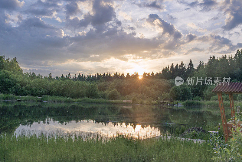 湖上的凉亭。美丽的水景。