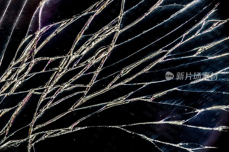 玻璃表面有许多小裂缝，手机屏幕破碎