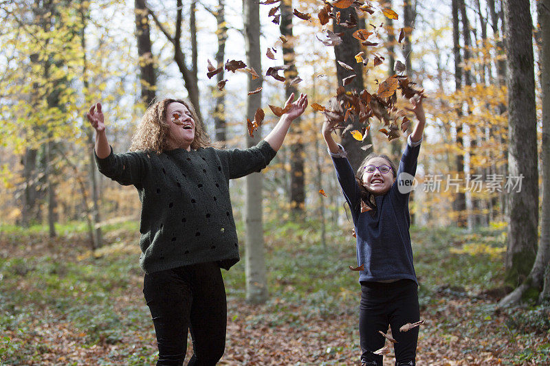 母女俩，把树叶抛向空中