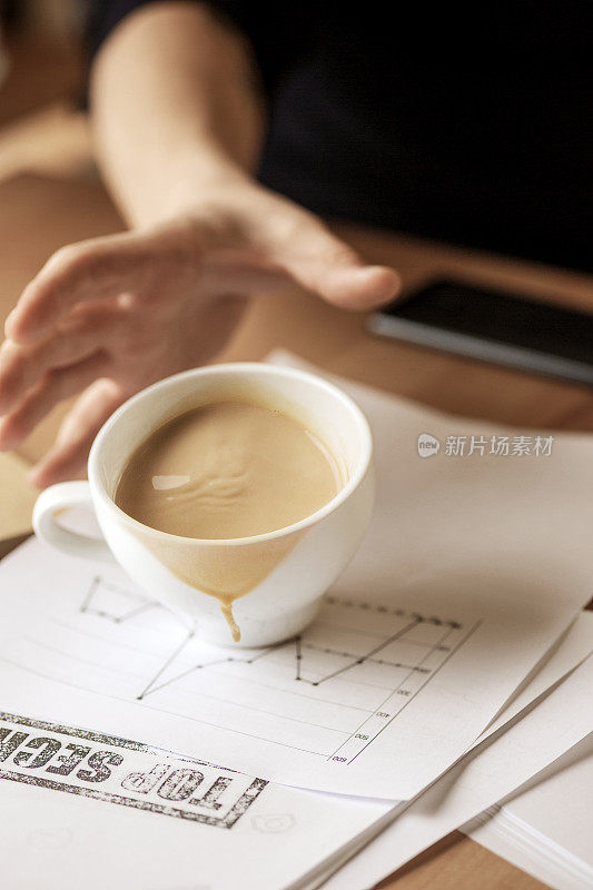 早上上班的时候，白色杯子里的咖啡洒在了桌子上