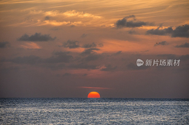 平静的海上日出