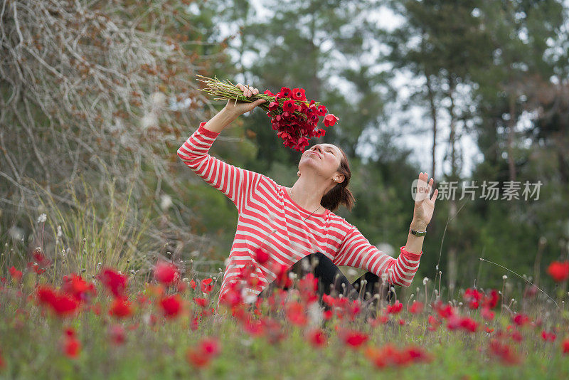 在罂粟田里摘花的女人