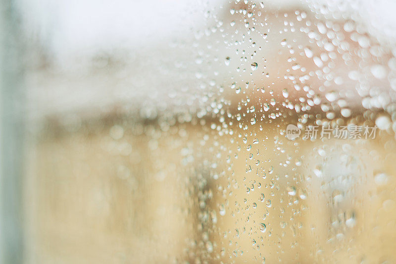 雨滴落在窗户上