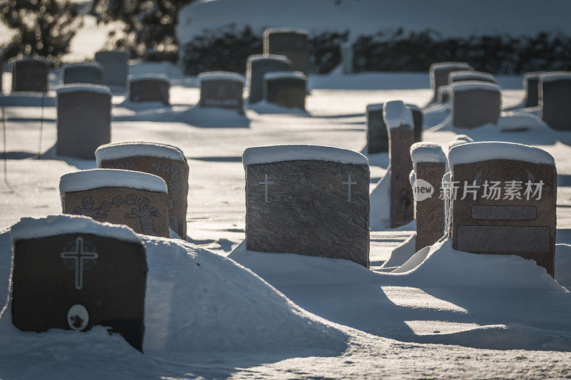 雪地里的墓地墓碑