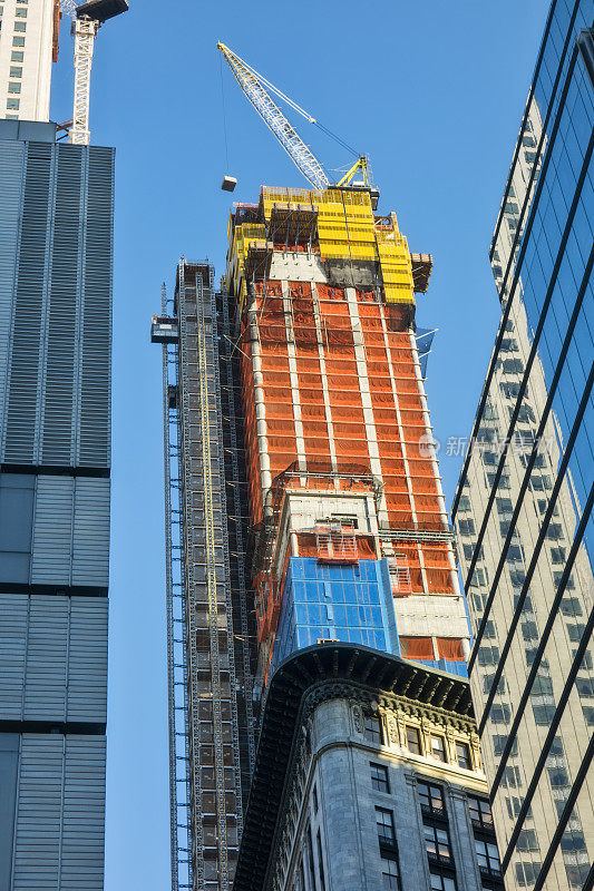 用起重机建造房屋