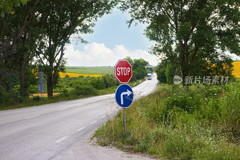 乡村道路上的路标