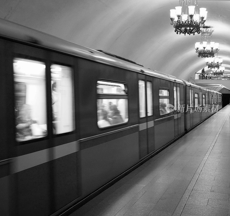 地铁运动与站台在黑色和白色。