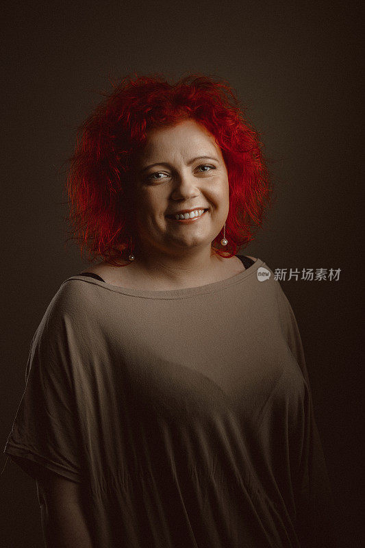 一个微笑的红头发女人的肖像